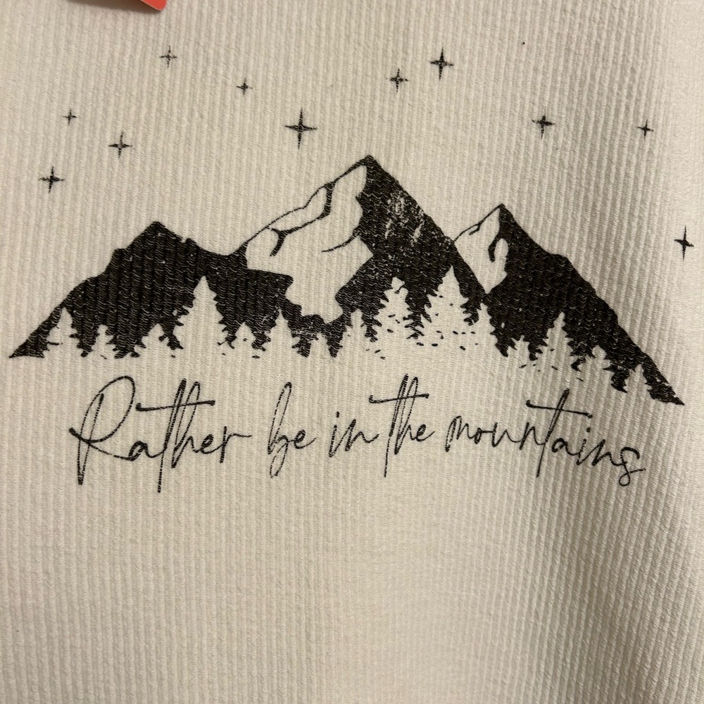 So comfy and soft White Mountain Graphic Crewneck Sweater/sweatshirt.